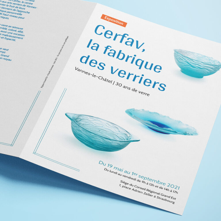 Couverture de brochure avec des bols bleus en verre, pour l'exposition du Cerfav de 2021