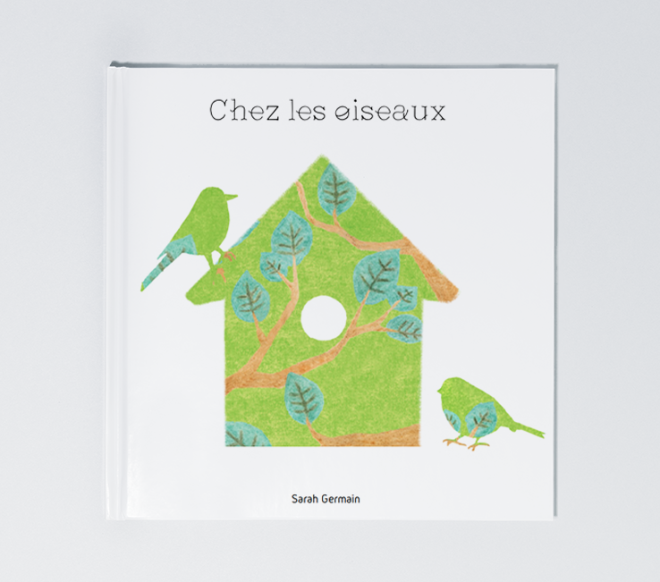 Couverture du livre "Chez les oiseaux", avec la silhouette d'un nichoir et de deux oiseaux au centre et le titre en haut
